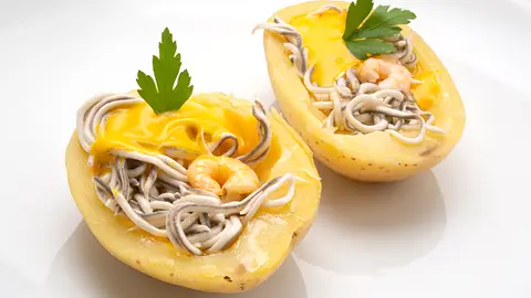 Receta de patata rellena de gulas y gambas Receta de patata rellena de gulas y gambas