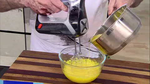 Monta las yemas con la mantequilla fundida Monta las yemas con la mantequilla fundida