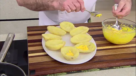 Distribuye la salsa en el fondo de la patata Distribuye la salsa en el fondo de la patata