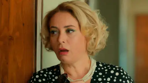 Sermin descubre que Müjgan intentó acabar con Züleyha Sermin descubre que Müjgan intentó acabar con Züleyha