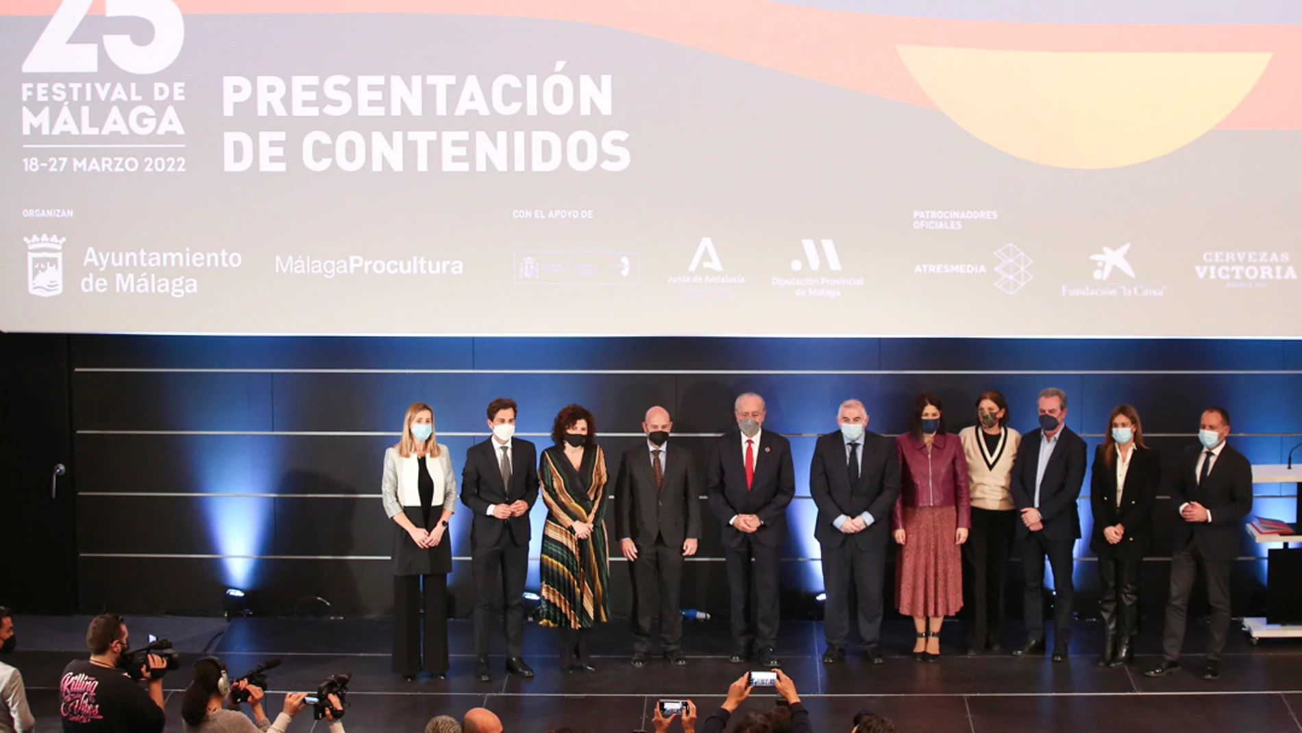 Foto de familia tras la presentación del vigésimo quinto Festival de Cine en Español de Málaga