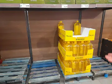 Algunos supermercados se están quedando sin aceite de girasol. Algunos supermercados se están quedando sin aceite de girasol.