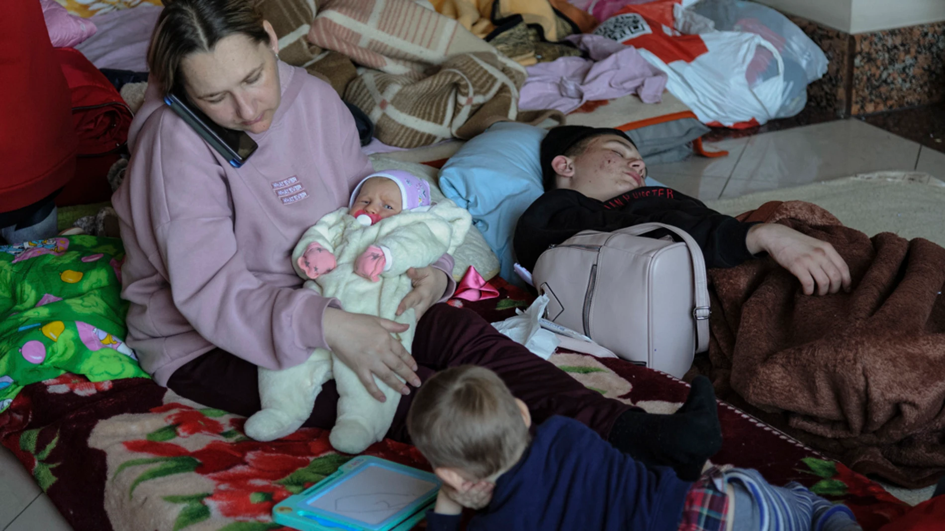 Una madre ucraniana y sus hijos en un refugio 