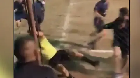 Agreden a un árbitro en Argentina Agreden a un árbitro en Argentina