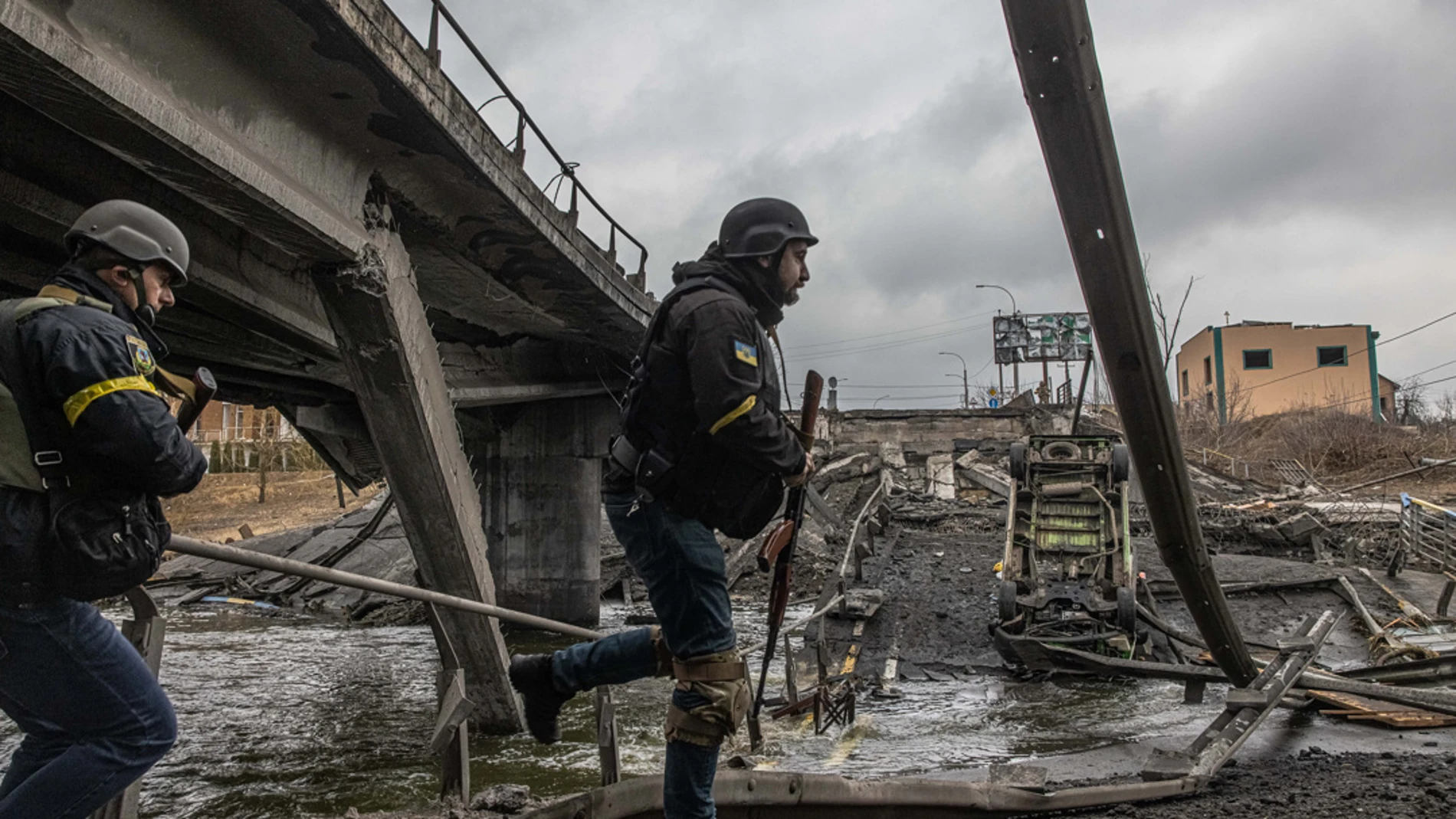 Soldados ucranianos en una zona bombardeada por el ejército ruso