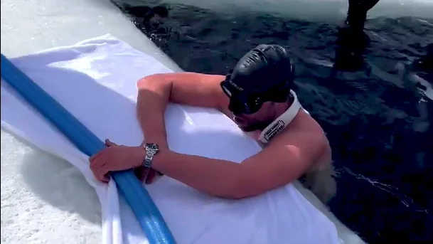 Arthur Guerin bate el récord mundial de apnea bajo hielo y sin neopreno Arthur Guerin bate el récord mundial de apnea bajo hielo y sin neopreno