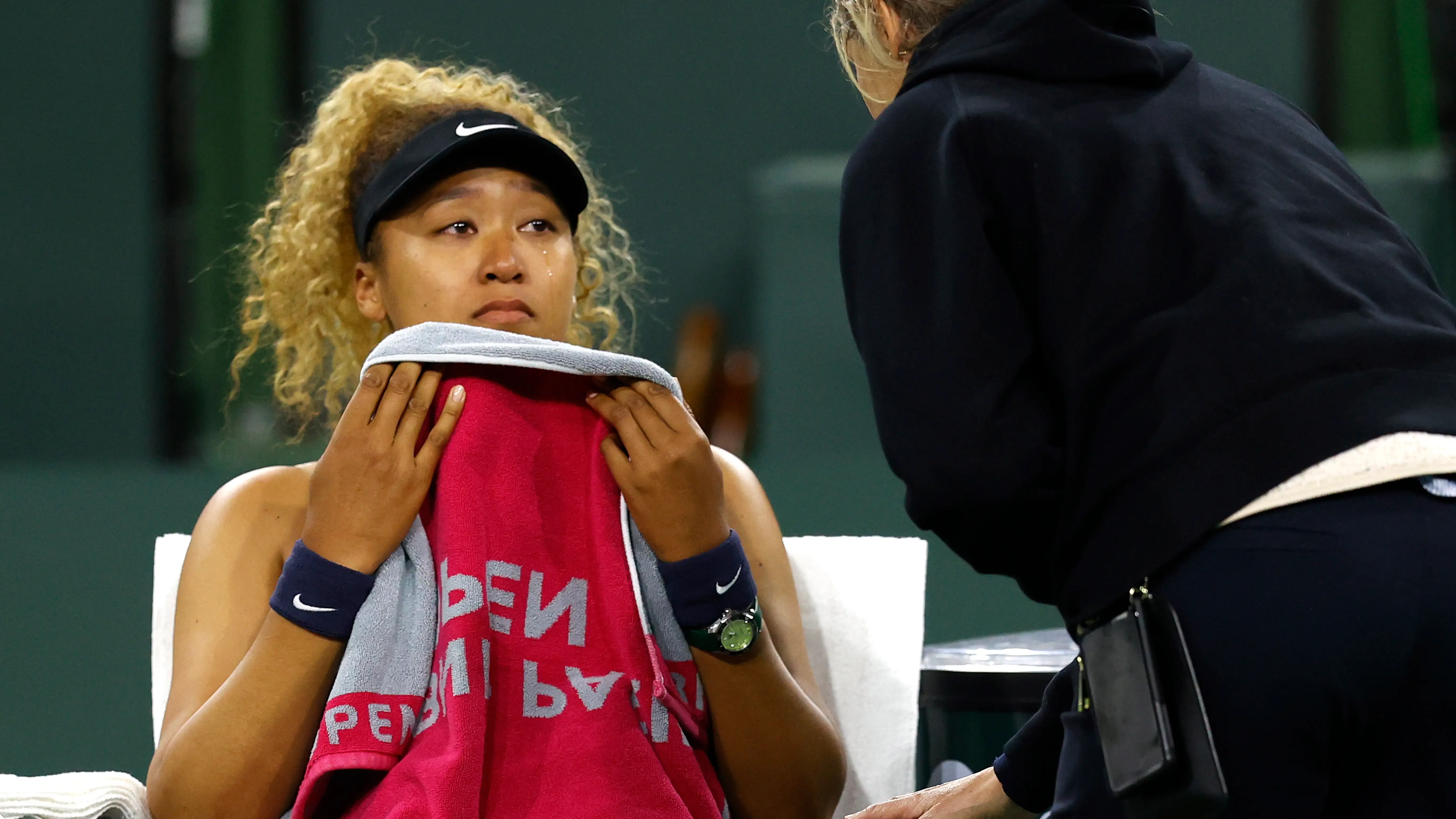 Naomi Osaka se despide entre lágrimas de Indian Wells tras escuchar un insulto desde la grada: "¡Apestas!" Naomi Osaka se despide entre lágrimas de Indian Wells tras escuchar un insulto desde la grada: "¡Apestas!"