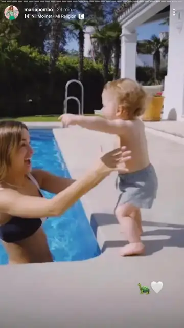 María Pombo y Martín en la piscina María Pombo y Martín en la piscina