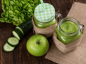 Batido verde junto a frutas y hortalizas Batido verde junto a frutas y hortalizas