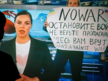 Una mujer ve una transmisión grabada del programa de televisión de noticias del canal ruso Channel One en el que un empleado entró en el estudio con un cartel que se podía leer "No a la guerra". Detengan la guerra. No creas en la propaganda. Aquí te están mintiendo