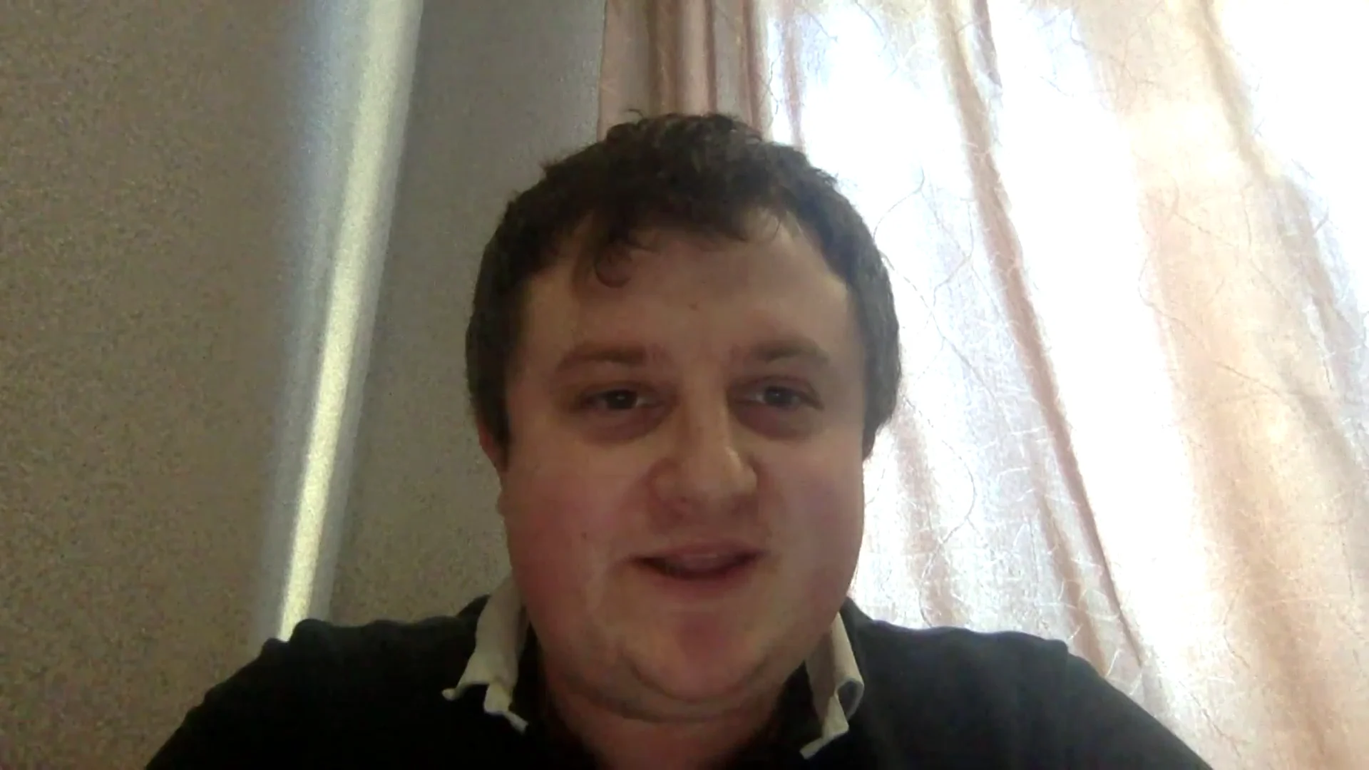 Oleg, joven residente en Kiev: "La armada rusa tiene un fetiche, bombardearnos por la noche" Oleg, joven residente en Kiev: "La armada rusa tiene un fetiche, bombardearnos por la noche"