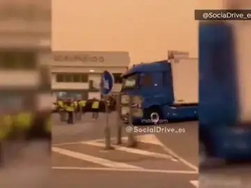 Tensión por la huelga de transporte en El Ejido, donde un camión casi atropella a varios piquetes