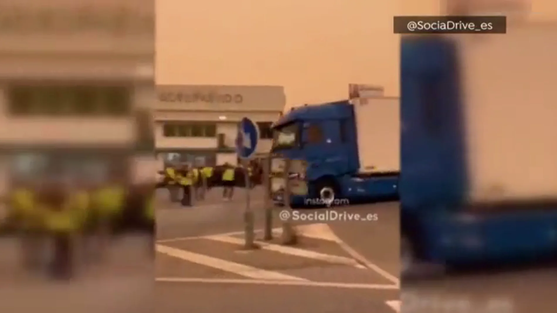 Tensión por la huelga de transporte en El Ejido, donde un camión casi atropella a varios piquetes