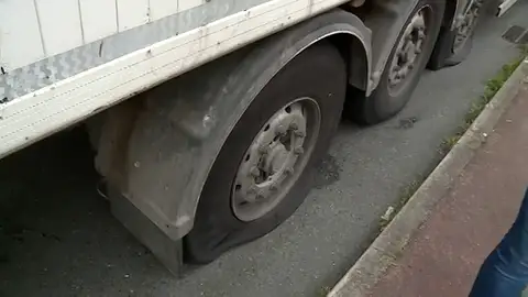 Ruedas pinchadas y lanzamiento de piedras en el tercer día de paro de los transportistas Ruedas pinchadas y lanzamiento de piedras en el tercer día de paro de los transportistas