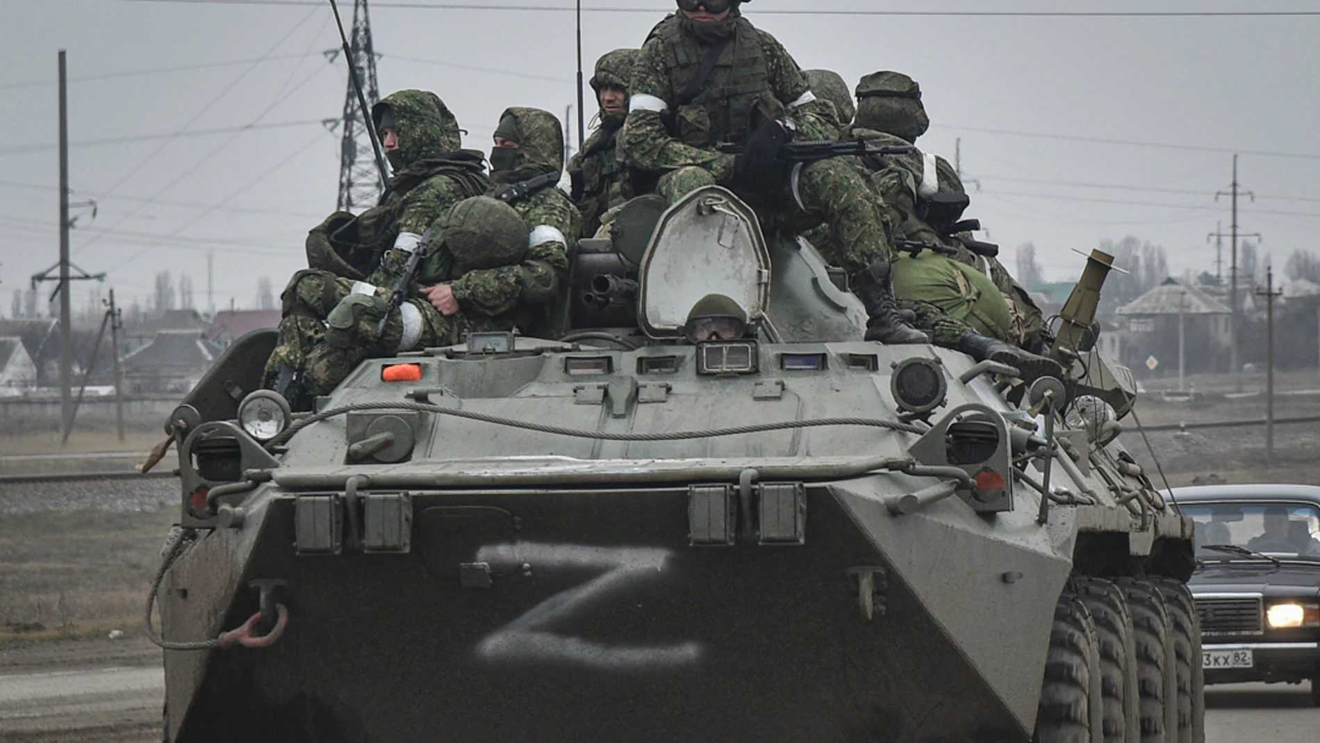Imagen de archivo de varios soldados en un tanque ruso en una carretera cerca de Armiansk, Crimea