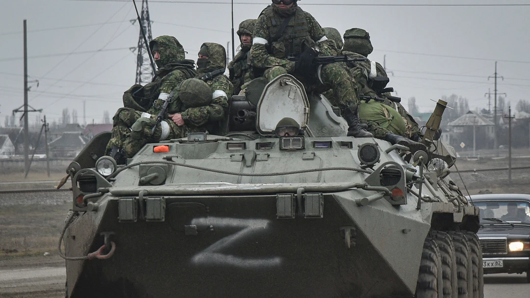 Imagen de archivo de varios soldados en un tanque ruso en una carretera cerca de Armiansk, Crimea Imagen de archivo de varios soldados en un tanque ruso en una carretera cerca de Armiansk, Crimea