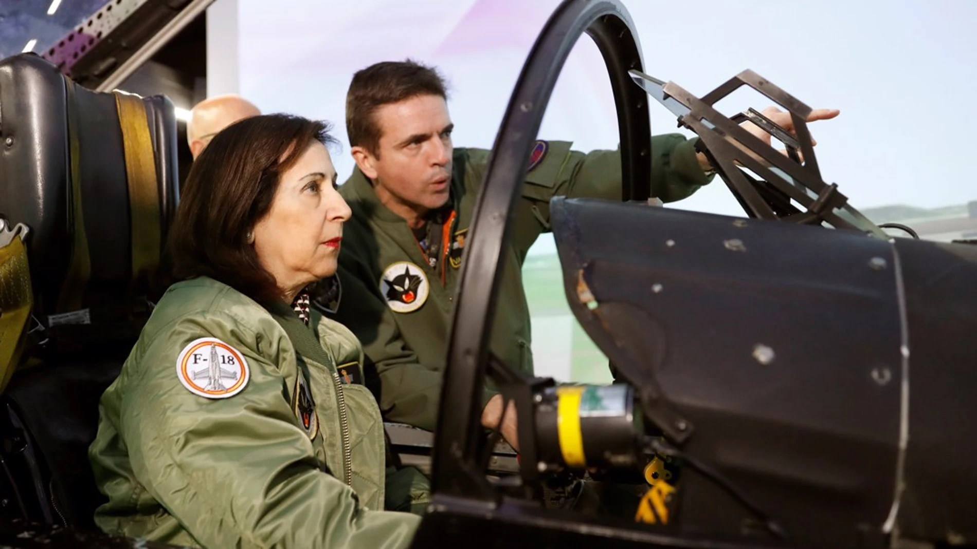  La ministra de Defensa en funciones, Margarita Robles, durante su visita este jueves la Base Aérea de Torrejón de Ardoz para conocer las características y funcionamiento del simulador C15, del Ala12, una de las unidades principales del Mando Aéreo de Combate (MACOM) del Ejército del Aire