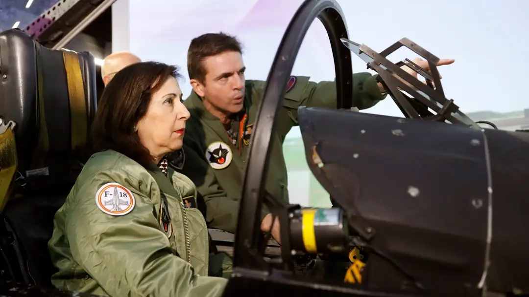  La ministra de Defensa en funciones, Margarita Robles, durante su visita este jueves la Base A&eacute;rea de Torrej&oacute;n de Ardoz para conocer las caracter&iacute;sticas y funcionamiento del simulador C15, del Ala12, una de las unidades principales del Mando A&eacute;reo de Combate (MACOM) del Ej&eacute;rcito del Aire