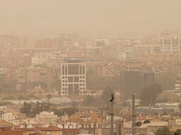 Vista de la ciudad de Murcia cubierta con una neblina de color rojo por el alto número de partículas y polvo en suspensión este martes