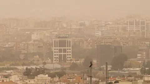 Vista de la ciudad de Murcia cubierta con una neblina de color rojo por el alto número de partículas y polvo en suspensión este martes Vista de la ciudad de Murcia cubierta con una neblina de color rojo por el alto número de partículas y polvo en suspensión este martes