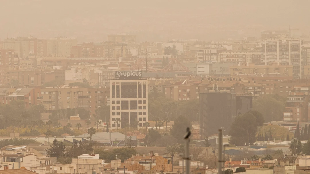 Vista de la ciudad de Murcia cubierta con una neblina de color rojo por el alto número de partículas y polvo en suspensión este martes Vista de la ciudad de Murcia cubierta con una neblina de color rojo por el alto número de partículas y polvo en suspensión este martes