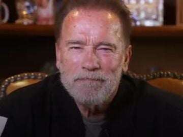 Arnold Schwarzenegger recuerda su drama familiar y lanza una advertencia a los rusos: "El Gobierno os miente" 