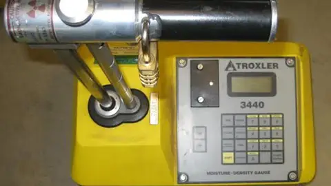 Equipo de medición de densidad y humedad de suelos que contiene fuentes radiactivas igual al que fue robado. Equipo de medición de densidad y humedad de suelos que contiene fuentes radiactivas igual al que fue robado.