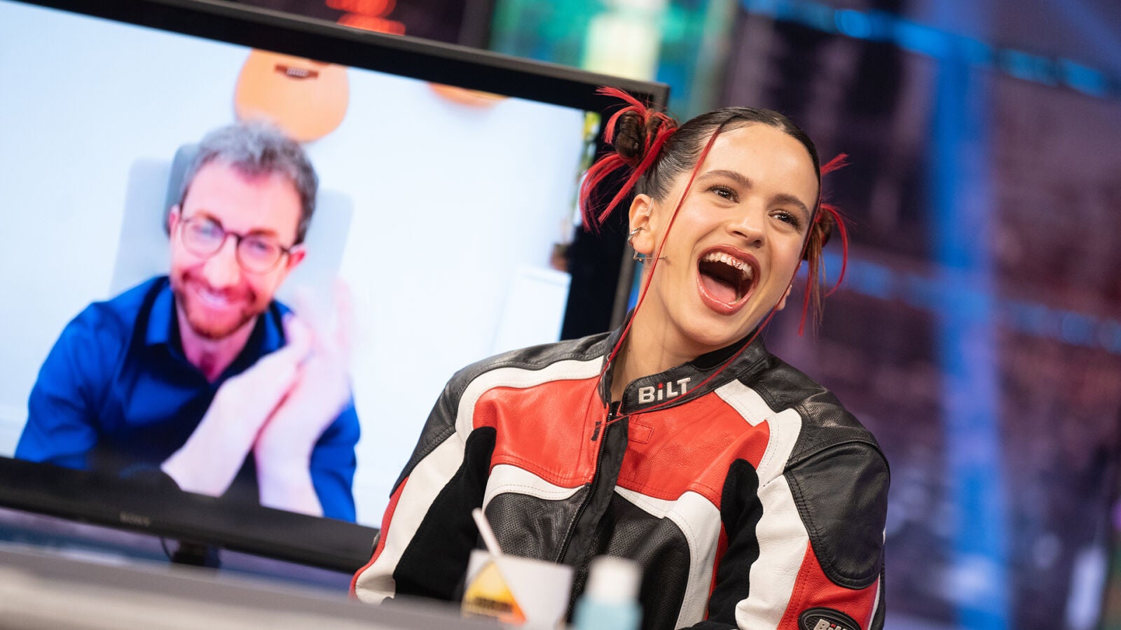 Rosalía confiesa la razón por la que lleva una mariposa en los dientes