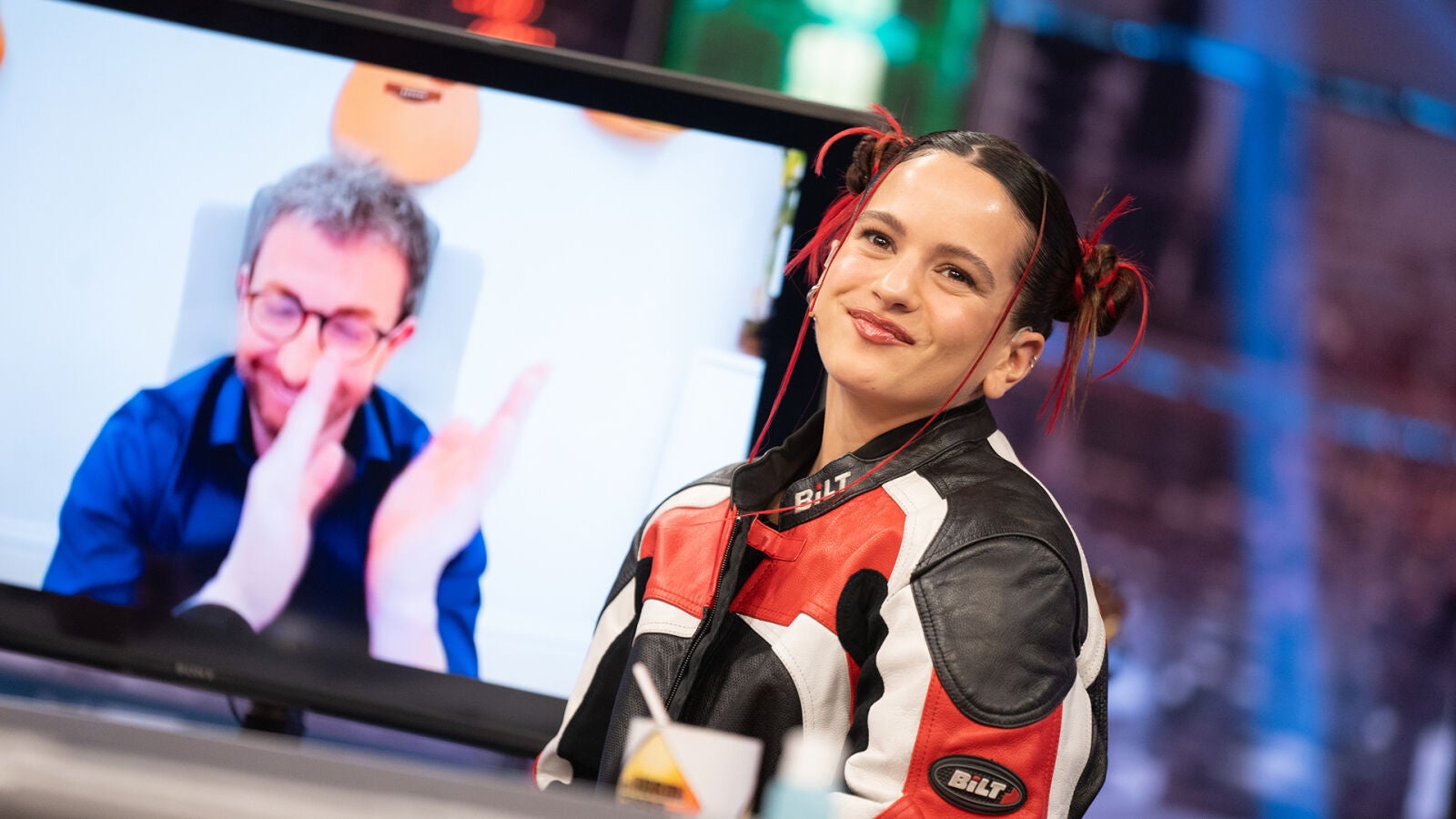 Los momentos más virales de Rosalía en ‘El Hormiguero’: reportera de incógnito y las cabezas cantarinas 