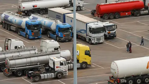 La Ertzaintza vigila este miércoles los accesos al Puerto de Bilbao, donde el tráfico de camiones de mercancías es escaso en la tercera jornada de huelga del transporte y tras los incidentes protagonizados el pasado martes entre los piquetes y unidades de la policía autonómica. La Ertzaintza vigila este miércoles los accesos al Puerto de Bilbao, donde el tráfico de camiones de mercancías es escaso en la tercera jornada de huelga del transporte y tras los incidentes protagonizados el pasado martes entre los piquetes y unidades de la policía autonómica.