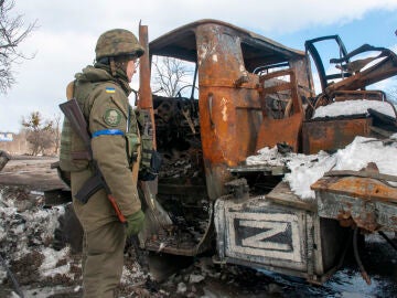 Un soldado ucraniano frente a un camión ruso
