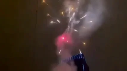 Los ultras del Galatasaray la l&iacute;an con fuegos artificiales de madrugada en el hotel del Barcelona
