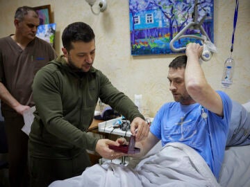 Zelenski durante una visita a un hospital de heridos