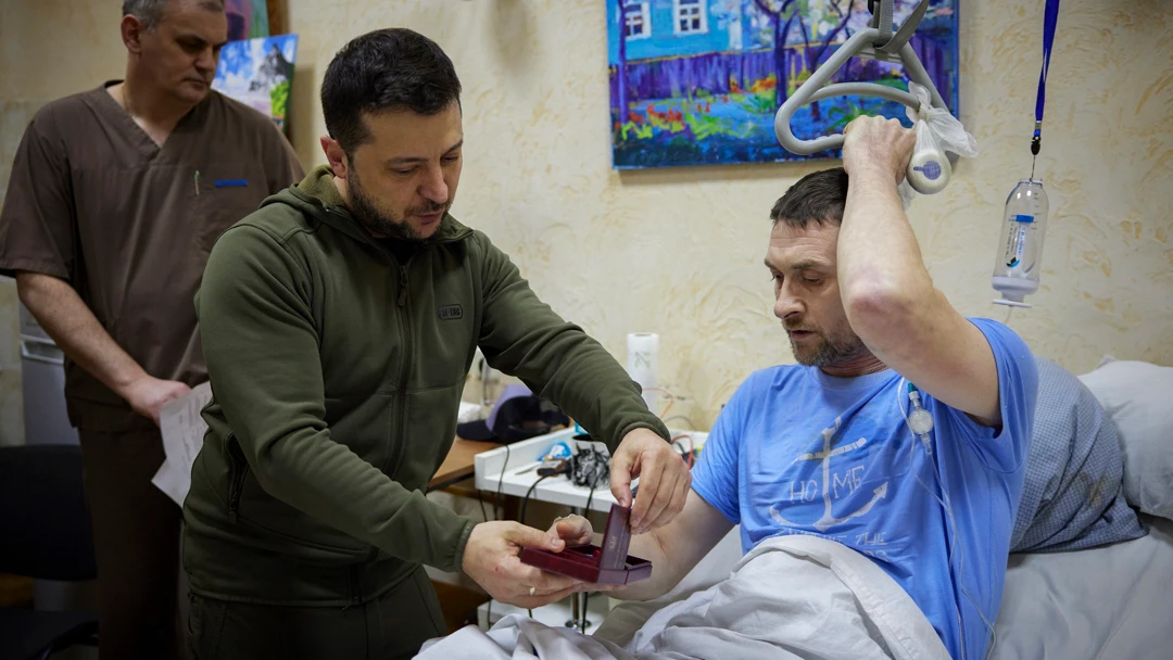 Zelenski durante una visita a un hospital de heridos Zelenski durante una visita a un hospital de heridos