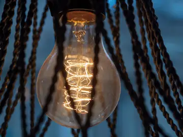 España propondrá junto a Portugal limitar el precio de la luz a 180 euros/MWh España propondrá junto a Portugal limitar el precio de la luz a 180 euros/MWh