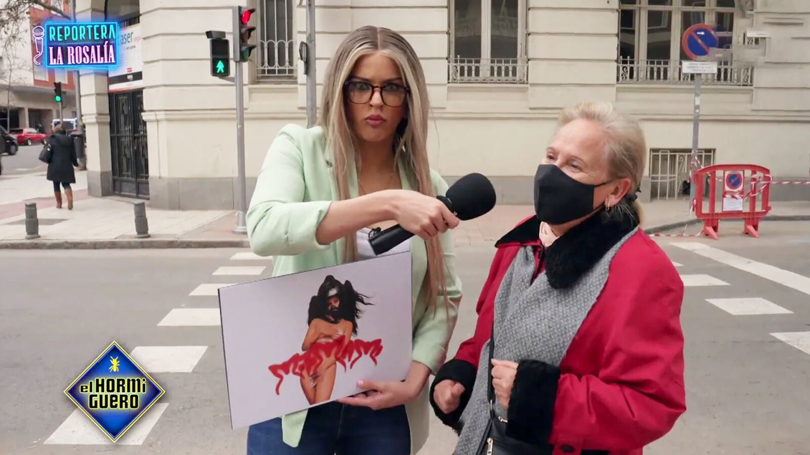 Rosalía, reportera por un día, asume las críticas en persona: 