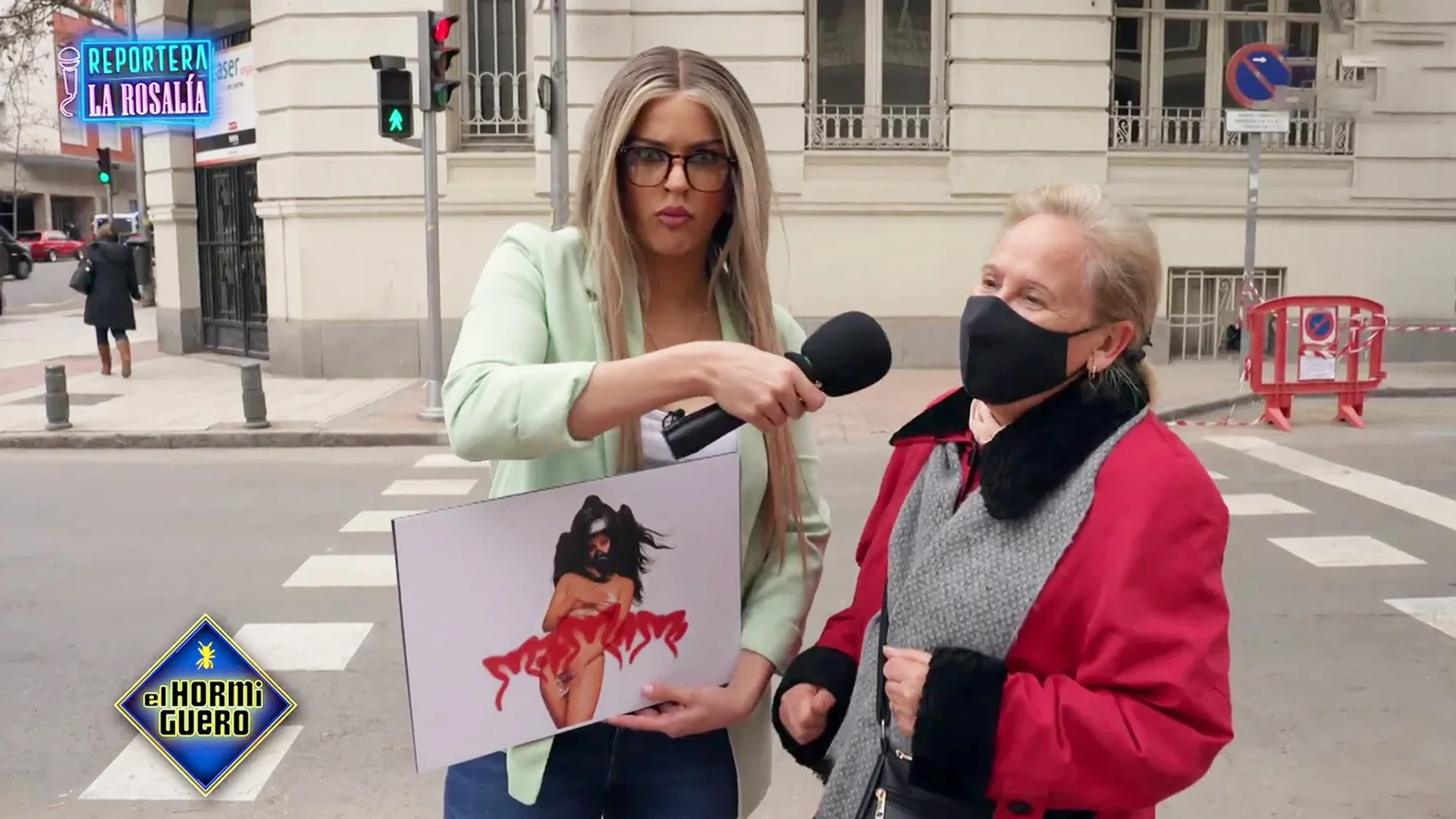 Rosalía, reportera por un día, asume las críticas en persona: "No soy su fan, del novio sí"
