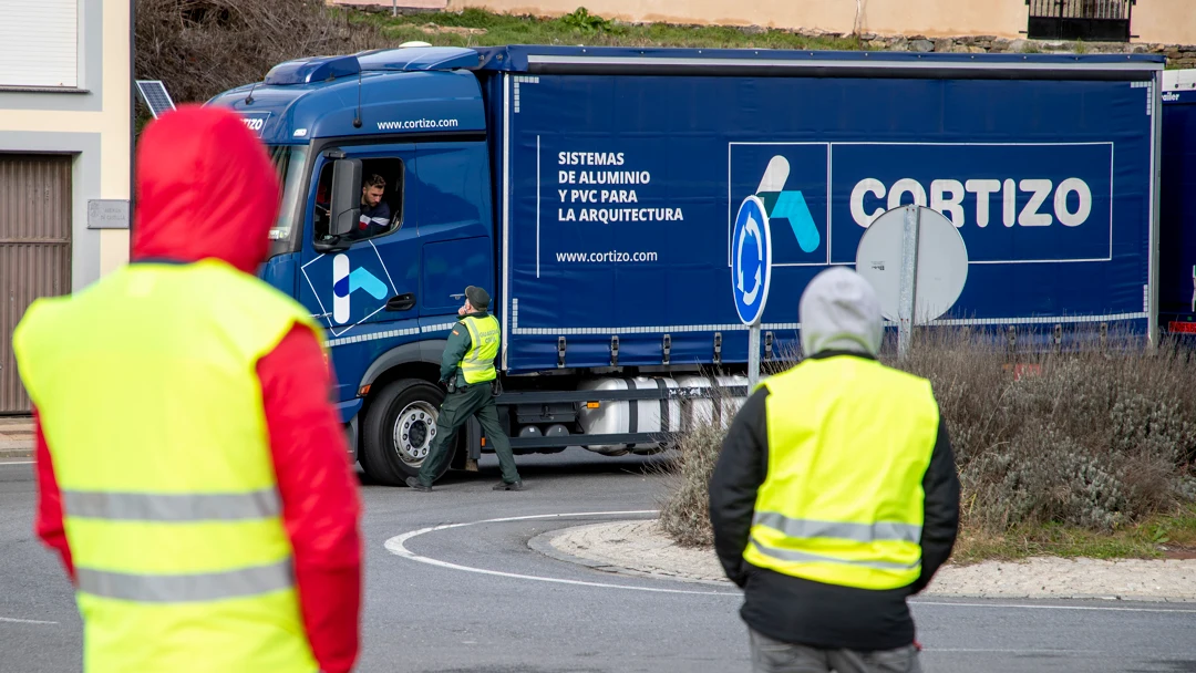 Transportistas cortan el paso a camiones no prioritarios Transportistas cortan el paso a camiones no prioritarios