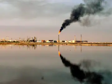 Una refinería en Basora, Irak