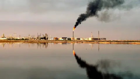 Una refinería en Basora, Irak Una refinería en Basora, Irak