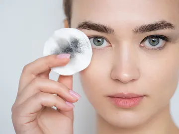 La importancia de desmaquillar el rostro La importancia de desmaquillar el rostro