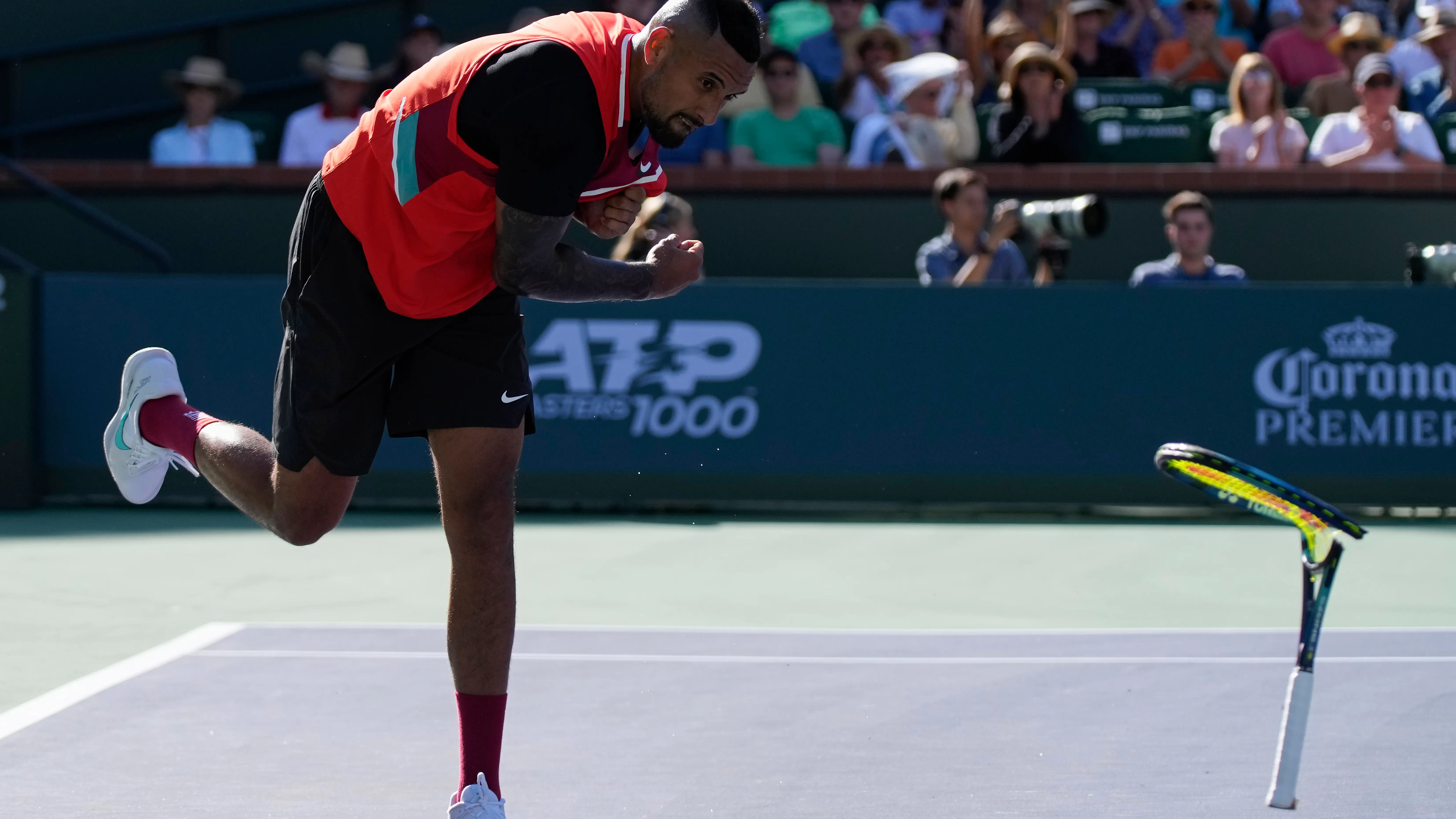El 'show de Kyrgios' en la derrota ante Nadal: pique con Ben Stiller y raquetas destrozadas