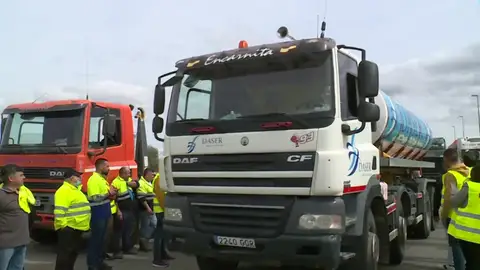 La huelga de transportistas prosigue su curso La huelga de transportistas prosigue su curso