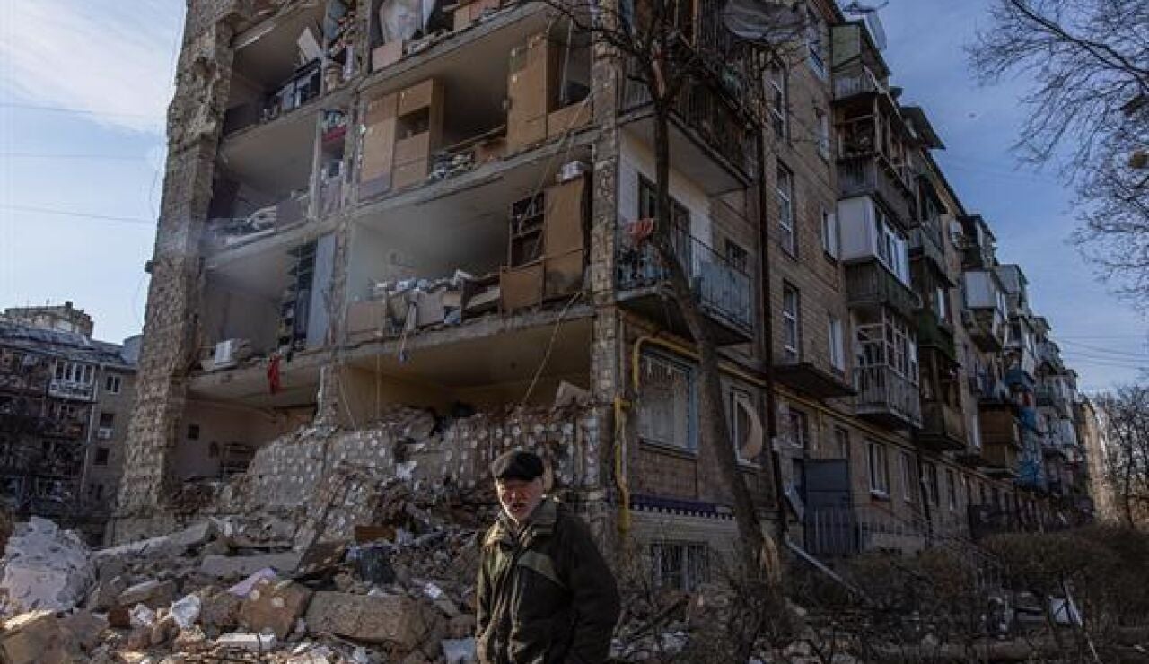Un edificio destruido en la guerra entre Rusia y Ucrania 