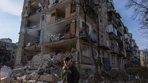 Un edificio destruido en la guerra entre Rusia y Ucrania Un edificio destruido en la guerra entre Rusia y Ucrania