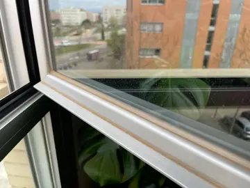 Ventana con suciedad tras el paso de la calima Ventana con suciedad tras el paso de la calima