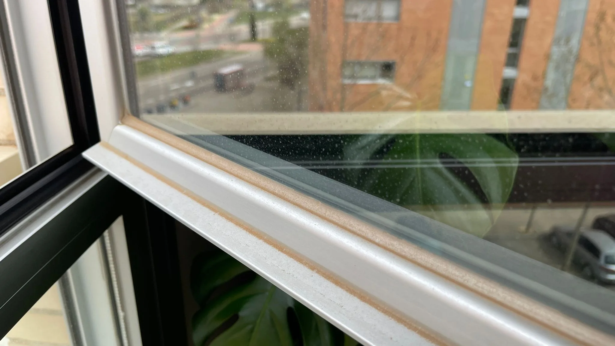 Ventana con suciedad tras el paso de la calima Ventana con suciedad tras el paso de la calima