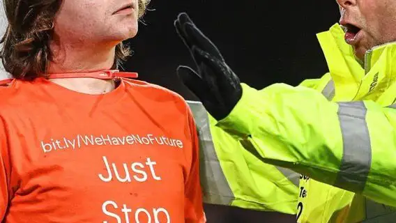 Un espontáneo de la Premier League se ata el cuello al poste con una brida Un espontáneo de la Premier League se ata el cuello al poste con una brida