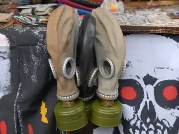 Imagen de dos máscaras de gas. Imagen de dos máscaras de gas.