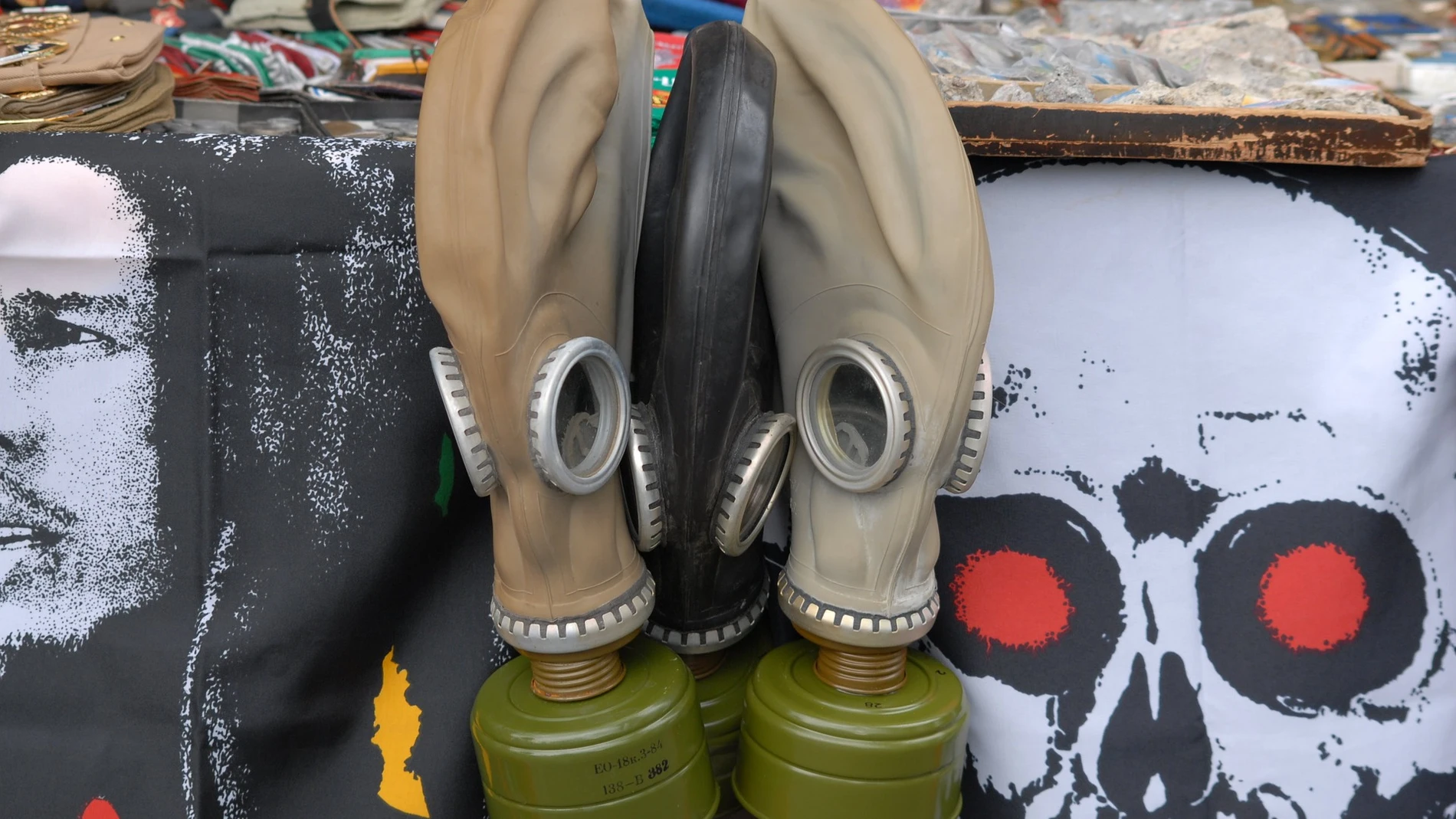 Imagen de dos máscaras de gas.
